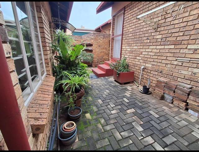 2 BEDROOM TOWNHOUSE FOR SALE IN MAGALIESKRUIN